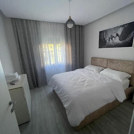 Lacasa-21 Dhjetori Tirana Esterno foto